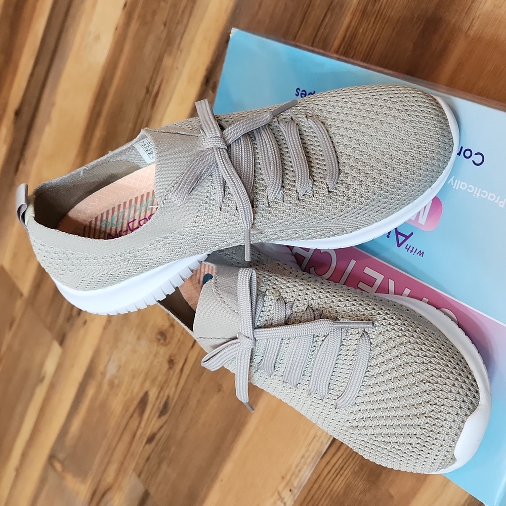 SKECHERS: Size 7 - Picture 8 of 8